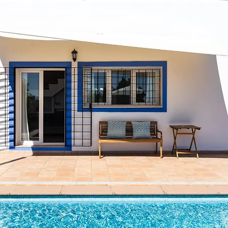 Charming With Pool, Toni Mateu.